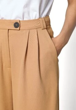 Petite Business Casual Wide Legs With Front Pleats PantaloniBeige Donna Pantaloni EVF21A027-B11 -Even&Odd 47844fef422e479e8400f811faaf96ae