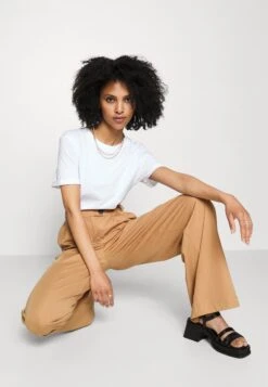 Petite Business Casual Wide Legs With Front Pleats PantaloniBeige Donna Pantaloni EVF21A027-B11 -Even&Odd 76a1b0814ce6475195d0c38eab76c036