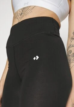 Pantaloncini 3/4Black Donna Abbigliamento EV941E078-Q11 -Even&Odd 795eb34d88eb4bd78d30f4637f56024d